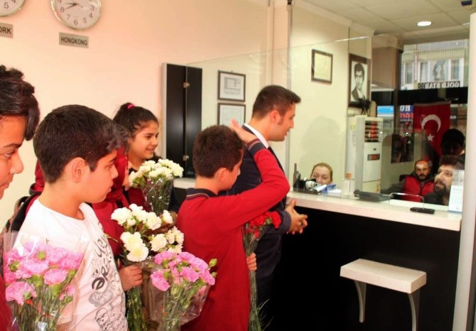 Ortaokul öğrencileri harçlıklarıyla aldıkları dövizlerini TL’ye çevirdi