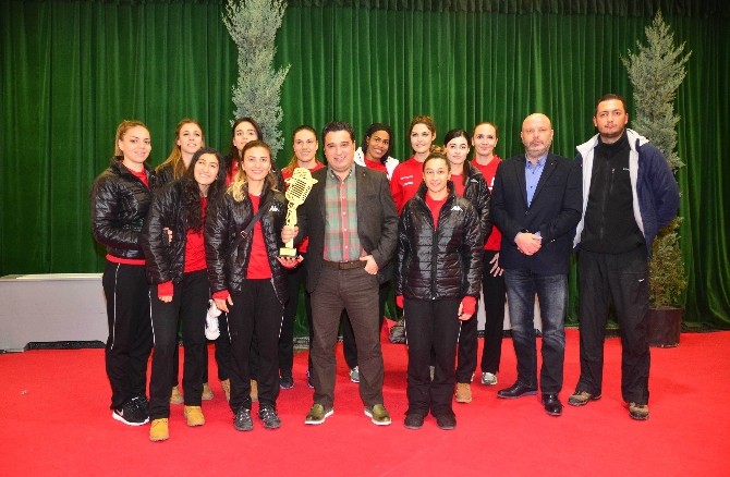 Uluslararası Radyocular Birliğinden Pursaklar Voleybol İhtisas’a anlamlı ödül
