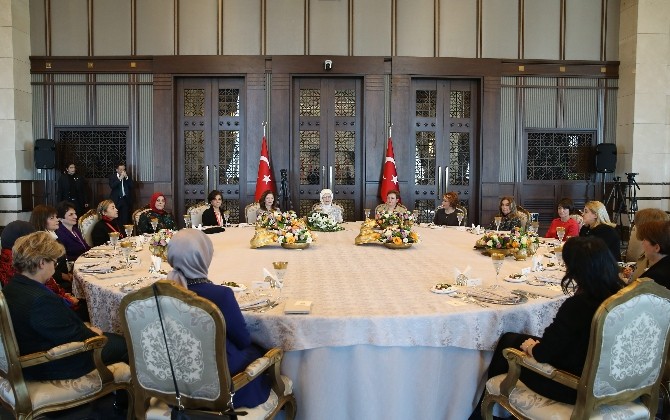 Emine Erdoğan büyükelçi eşleri ile bir araya geldi
