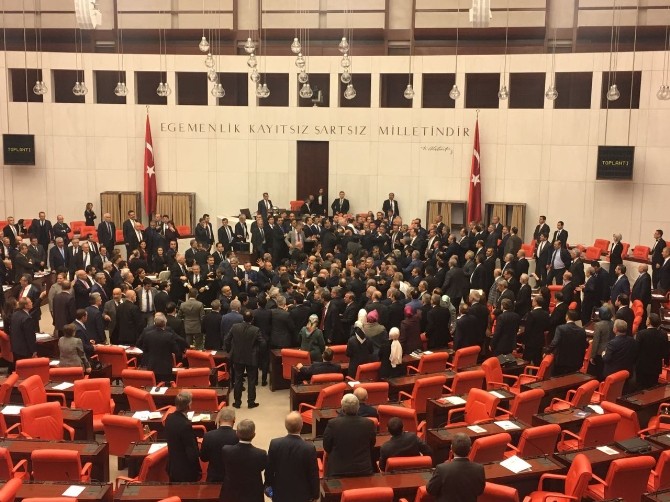 FLAŞ FLAŞ.. TBMM'DE ARBEDE ÇIKTI