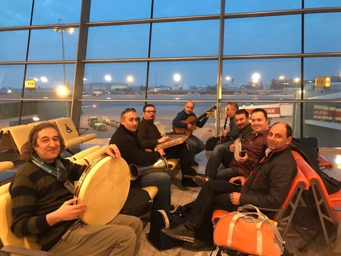 Uçak rötar yapınca havalimanında konser verdiler