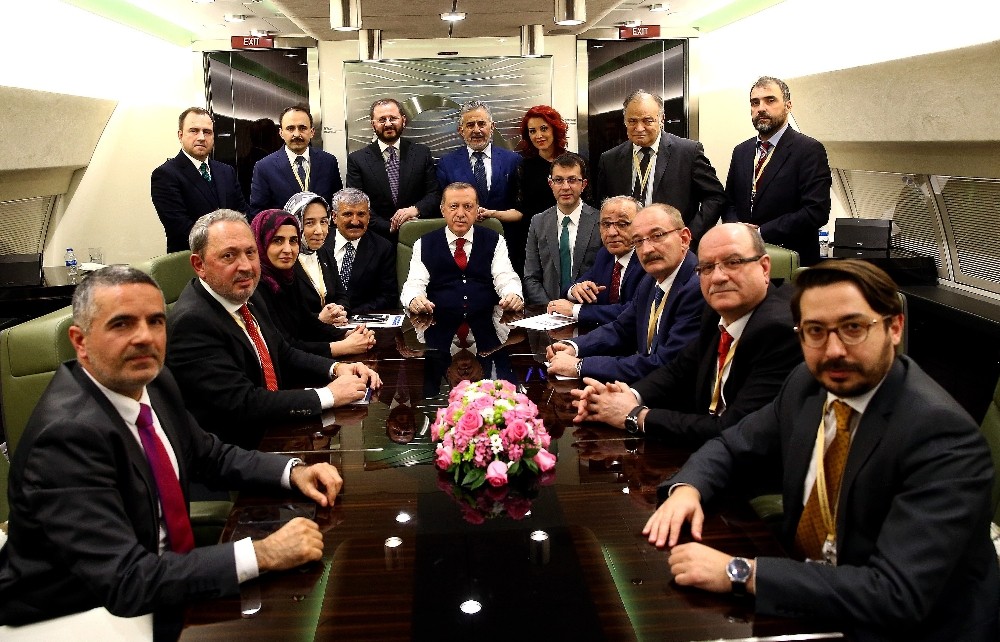 Cumhurbaşkanı Erdoğan, Rusya dönüşü gazetecilerin sorularını cevapladı