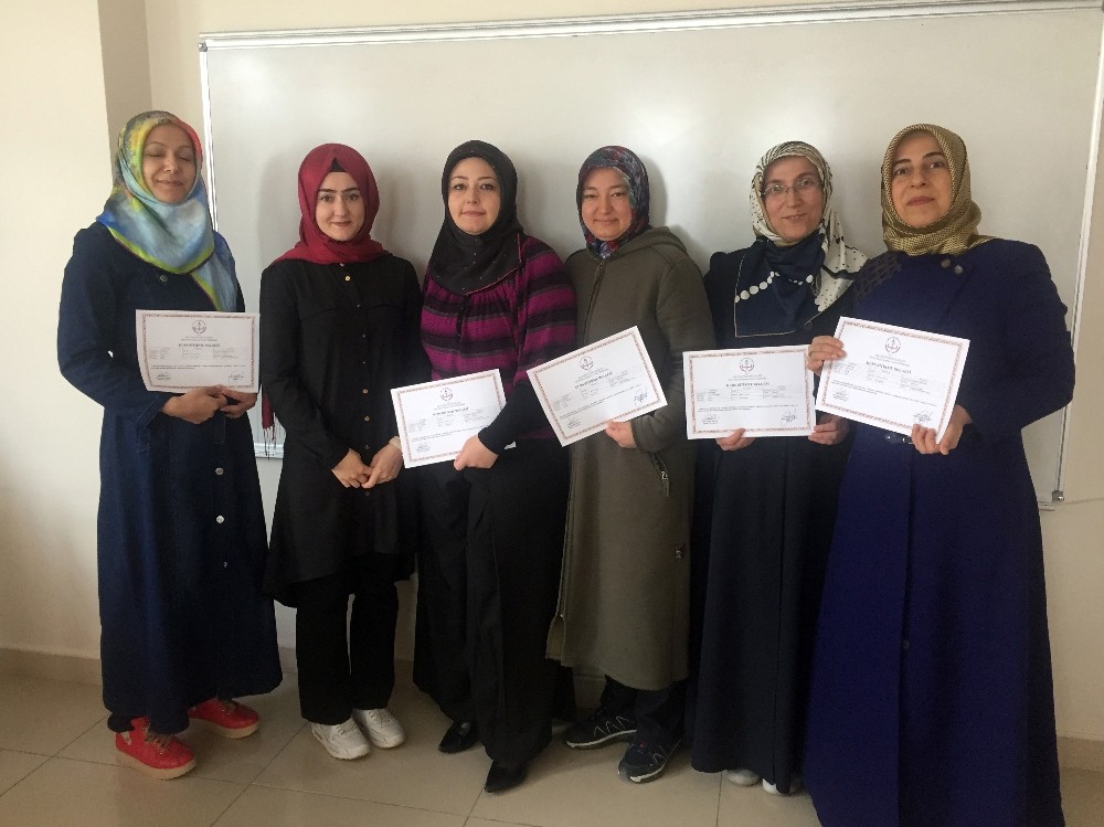 Pursaklar’da Arapça eğitimini tamamlayan kadınlar sertifikalarına kavuştu