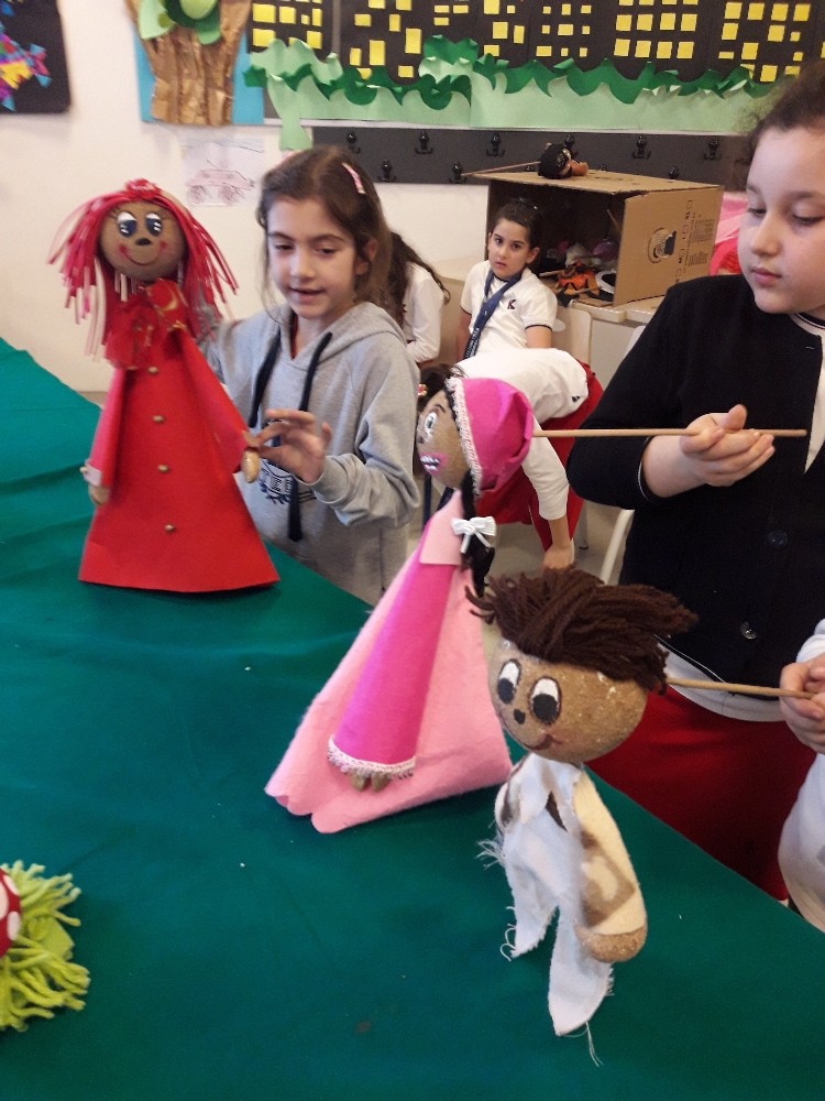 Minikler atık malzemelere kuklalarla hayat verdi