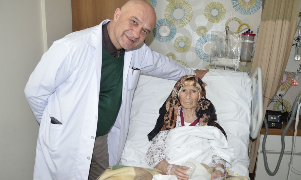 87 yaşındaki kadın riskli rahim ameliyatını başarıyla atlattı
