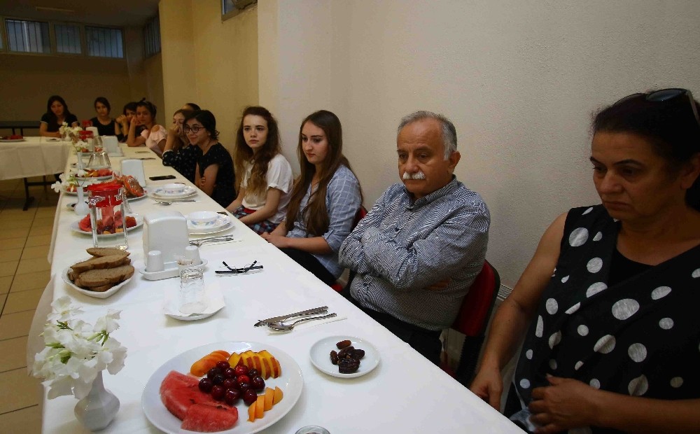 Karabağ öğrencilerle iftarda buluştu