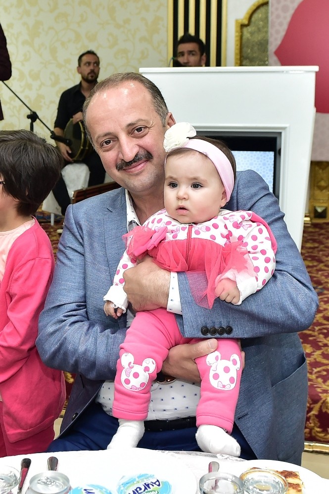 Yetim ve öksüzler bayram sevincini erken yaşadı