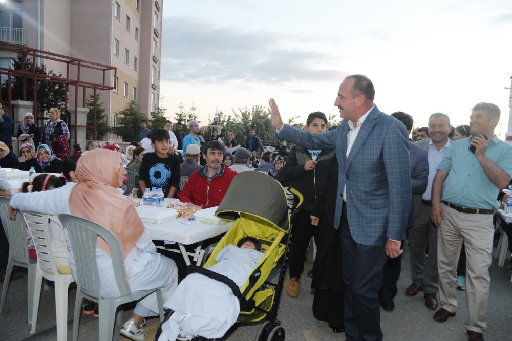Binlerce kişi Eymir Mahallesi iftarında buluştu