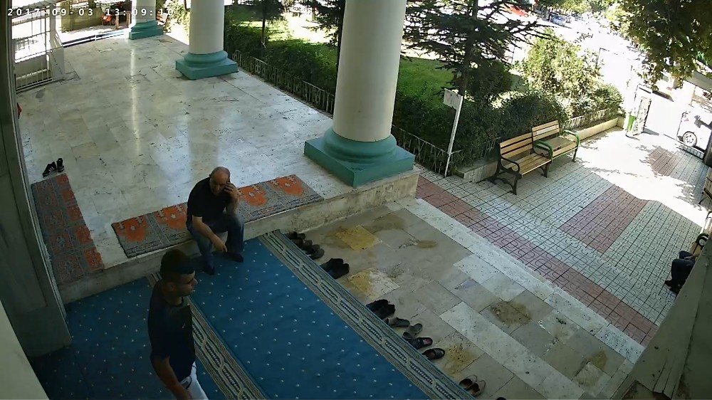 (Özel Haber) Camide namazın ilk rekatını kılıp hırsızlık yaptı