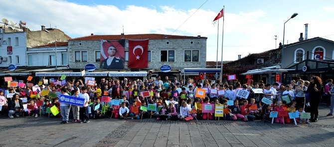 Foça’da minikler ’sağlık’ için yürüdü
