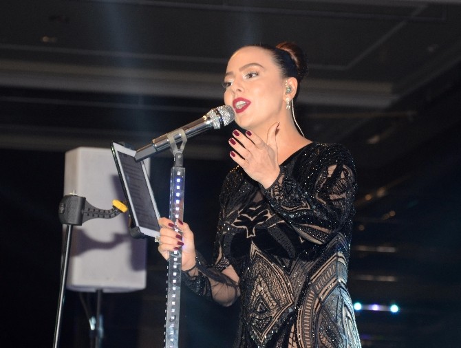 Ebru Gündeş İzmir’e geliyor