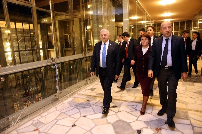 Başbakan Yıldırım, TBMM’de 15 Temmuz’da zarar gören alanlarda yapılan çalışmaları inceledi
