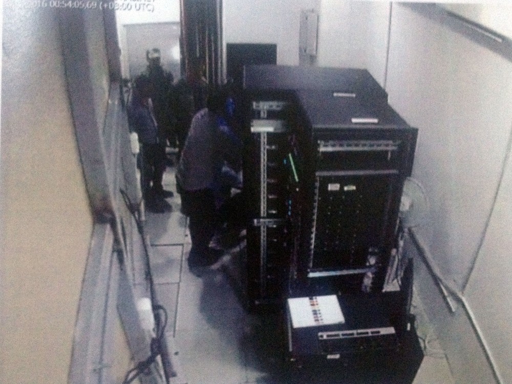 3 şahsın Türk Telekom yayınlarını kesmeye çalıştığı fotoğraflara yansıdı