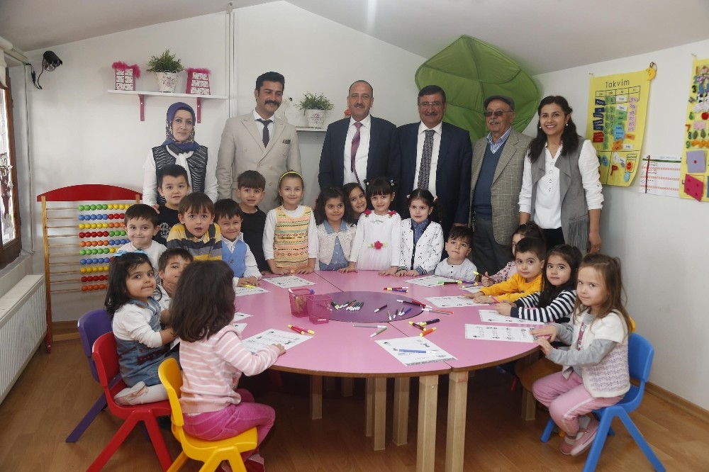 Gölbaşı Belediye Başkanı Duruay miniklerle çiçek ekti