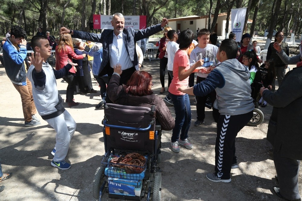 Gaziemir’de engelli vatandaşlar piknikte buluştu