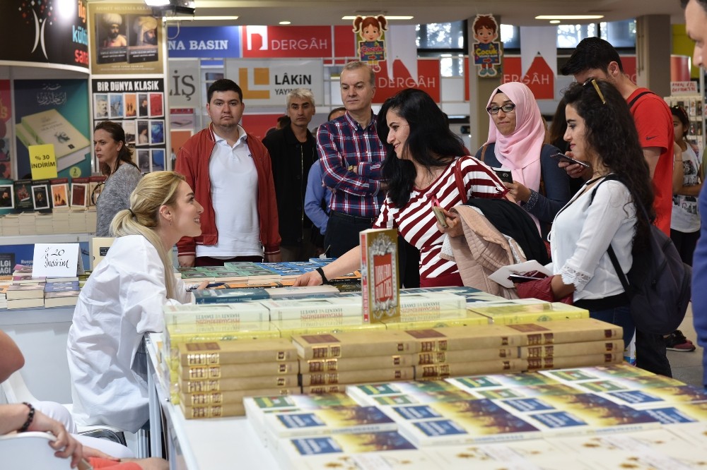 Altınpark’taki “Kitap Günleri Fuarı” yoğun ilgi görüyor