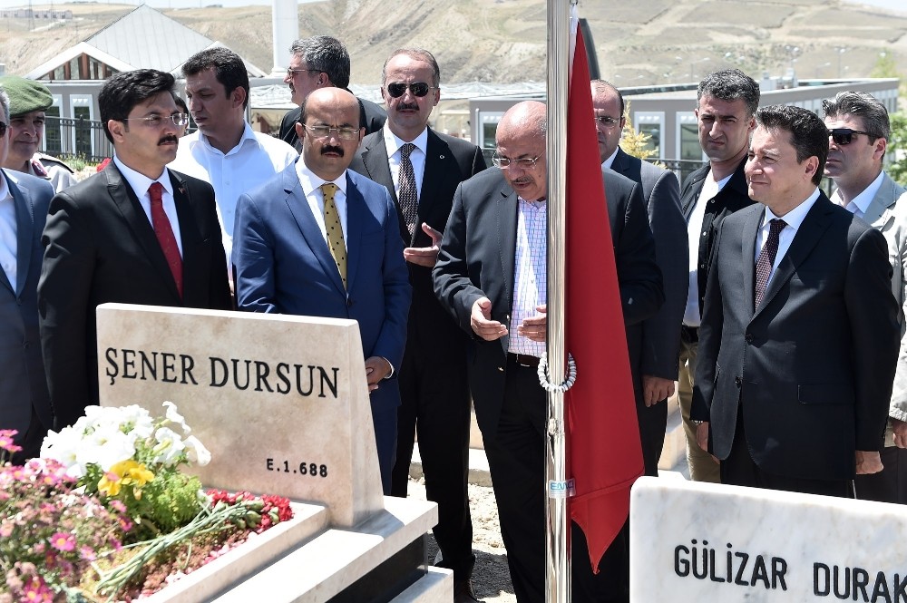 Şehitler Mamak’ta kabirleri başında anıldı