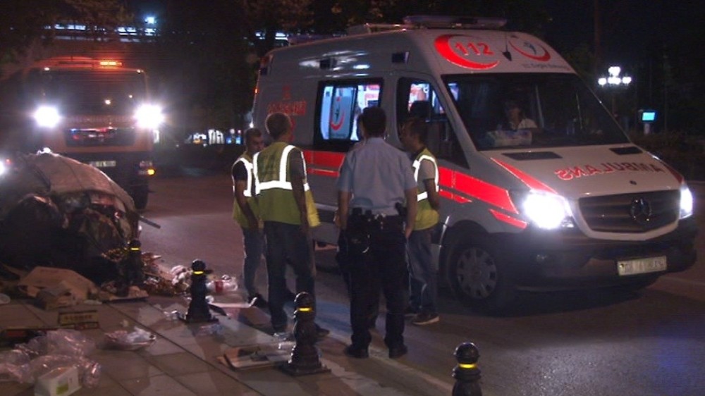 Başkent’te yol kenarında kağıt toplayan genç, otomobilin altında kaldı