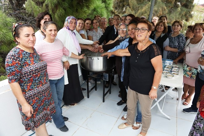 Başkan Uyar aşure dağıttı