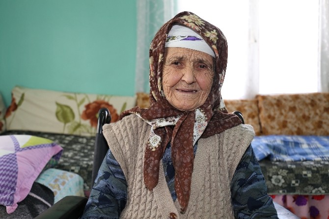 Turgutlu Belediyesi yaşlı kadının yüzünü güldürdü