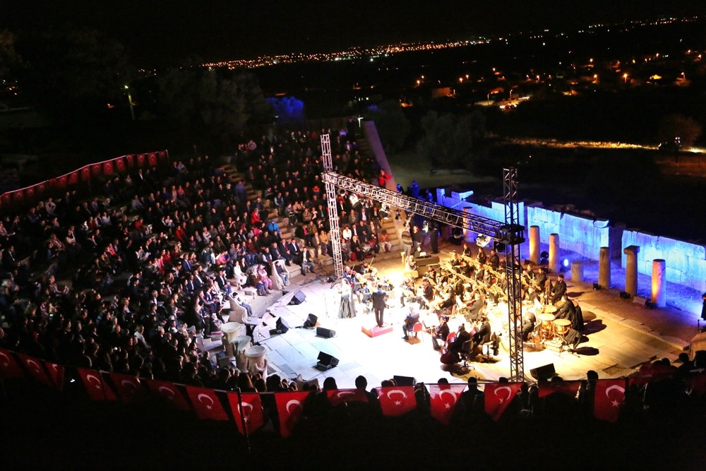 Tarihi Metropolis Antik Kentinde unutulmaz konser