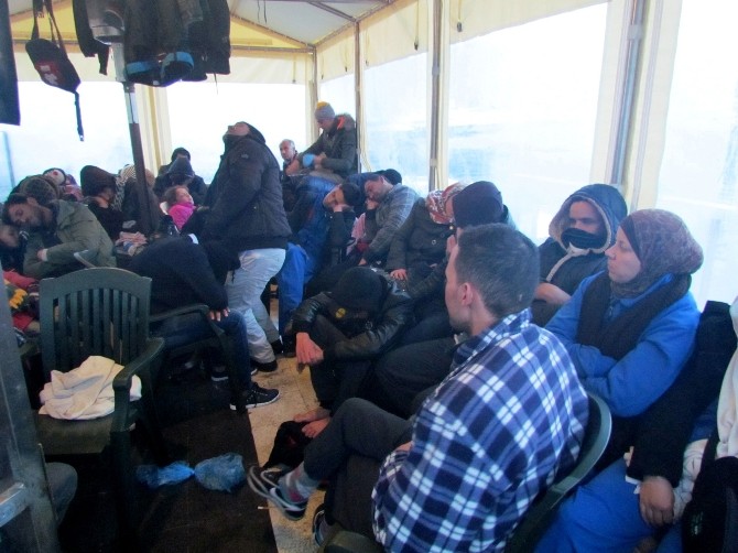 Çeşme’de 53 sığınmacı yakalandı
