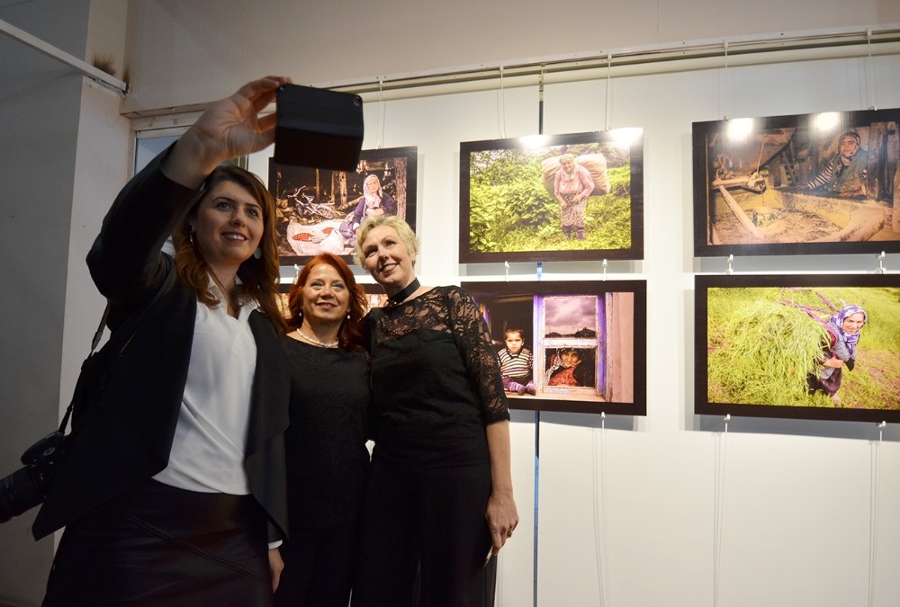 Kadınlar renkli fotoğraf karelerinde