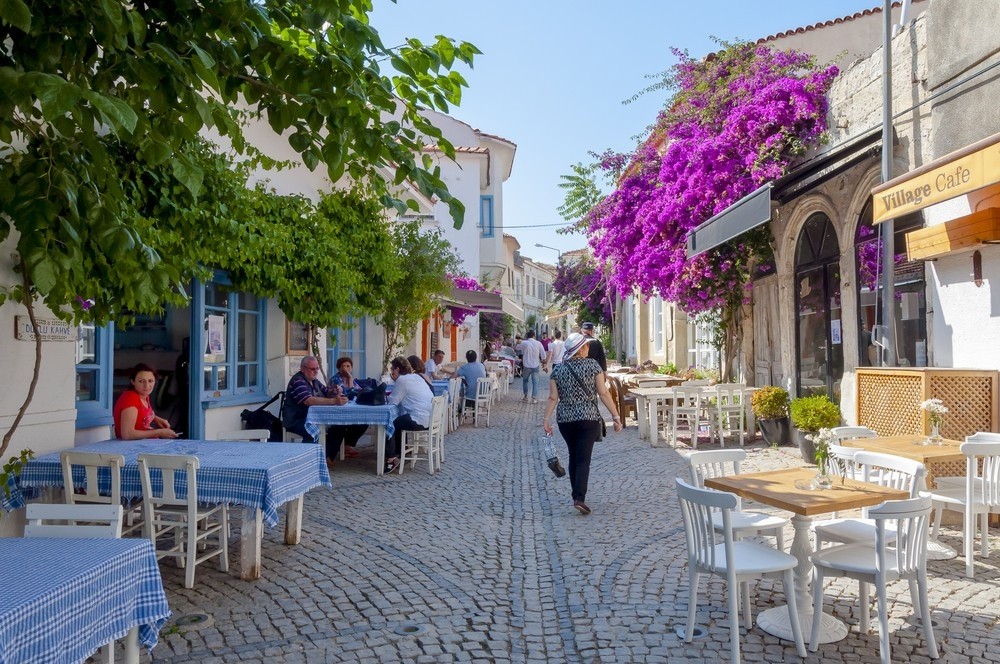 Gözde tatil beldesi Alaçatı yayalaştırılıyor
