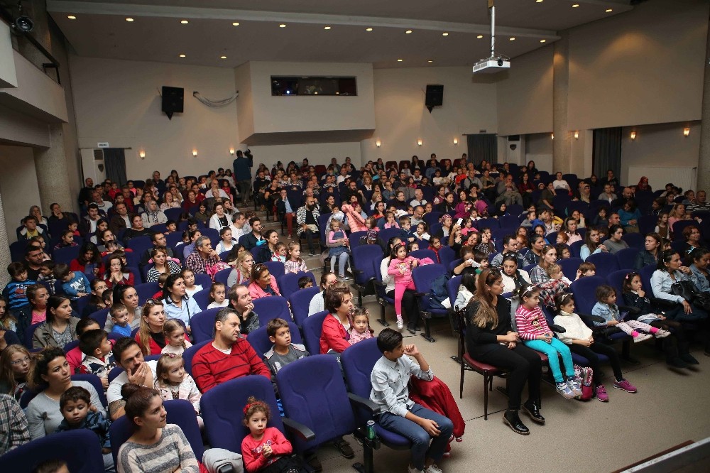 32 bin tiyatrosevere perde açtılar