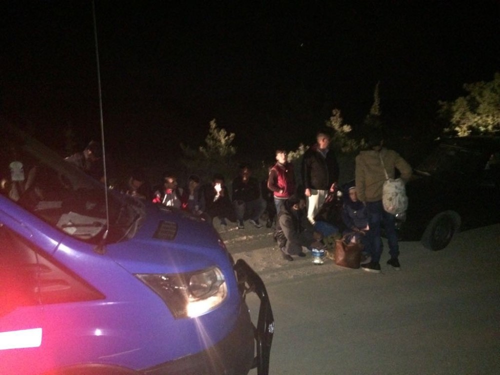 Yurt dışına kaçmaya çalışan 38 göçmen yakalandı