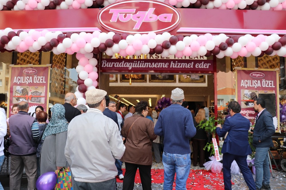 Kuruyemiş mağazası açılışında izdiham