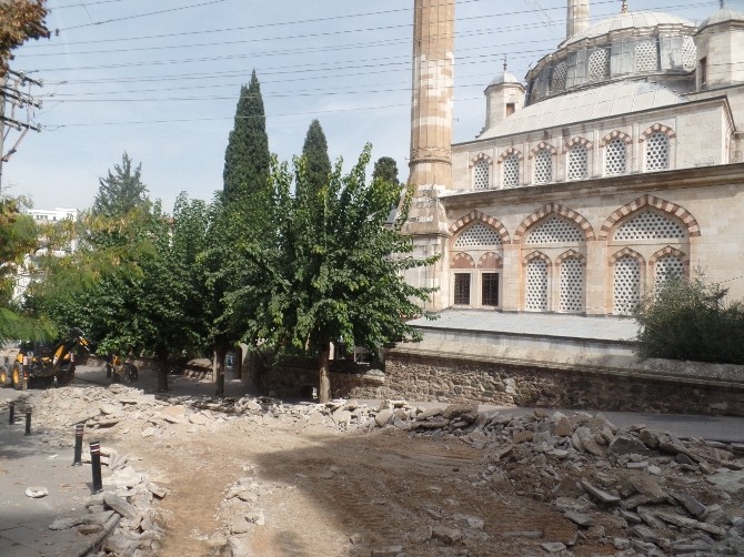 Saruhan Mahallesinde yollar yenileniyor
