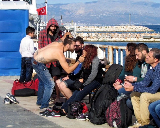 Sığınmacılar Sahil Güvenliği görünce denize atladı
