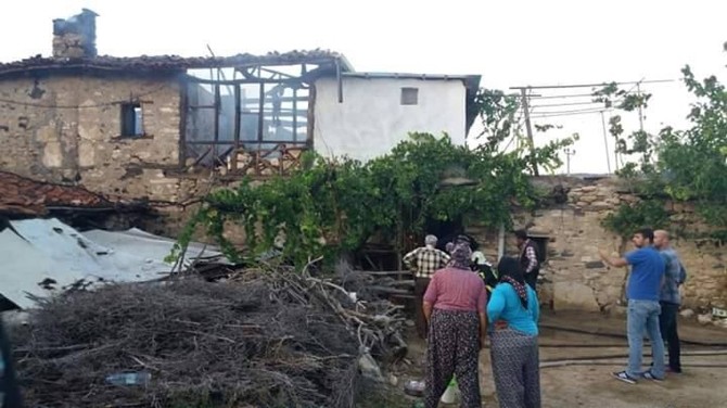 Yangın bir evi kül etti

