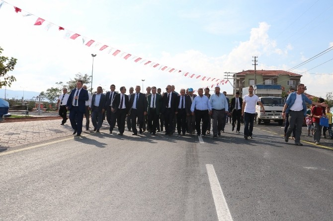 Akhisar’da 10 mahallenin yol sorunu çözüldü