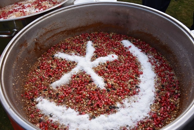 Şehzadeler’in aşure geleneği devam ediyor