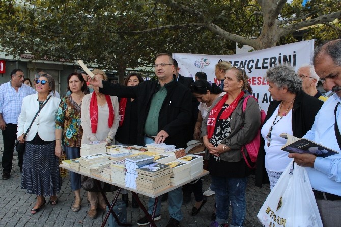 CHP Konak, ücretsiz kitap dağıttı