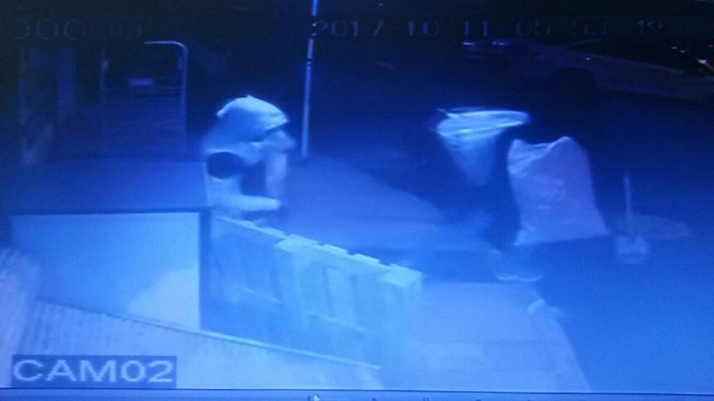 Parmak izi bırakmayan hırsızlar güvenlik kamerasından kaçamadı