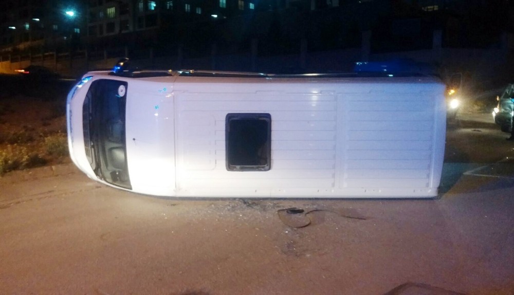 Minibüsle çarpışan okul servisi devrildi: 14 yaralı