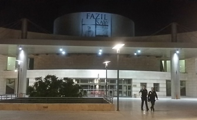 Elindeki satırla Fazıl Say’ın konser verdiği yeri bastı