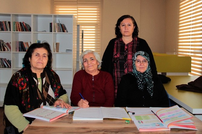 ‘Altın kızlar’ okuma kursunda
