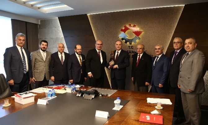 Bakan Özlü: “Elektrikli otomobil üretimine geçeceğiz”
