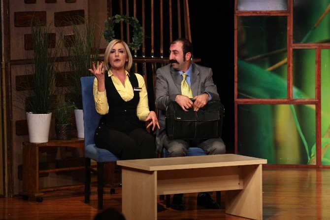 “El Deliye Biz Akıllıya Hasret”
