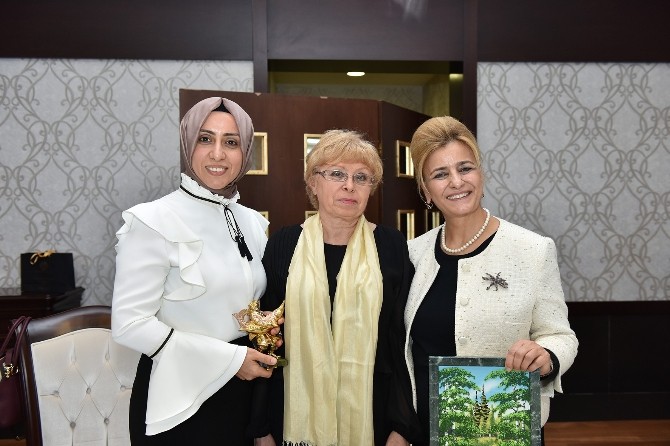 Nevin Gökçek’ten Bayan Karlov’a veda yemeği
