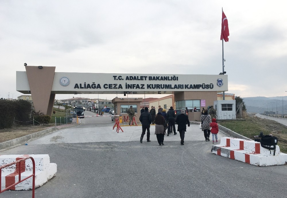 İzmir’de 270 sanıklı darbe davasında ilk tahliye