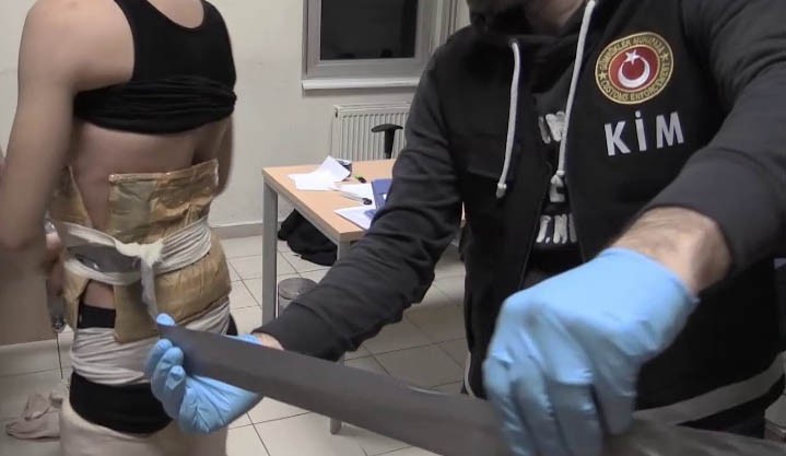 Uyuşturucuyu vücutlarına sardılar ama yakalanmaktan kurtulamadılar