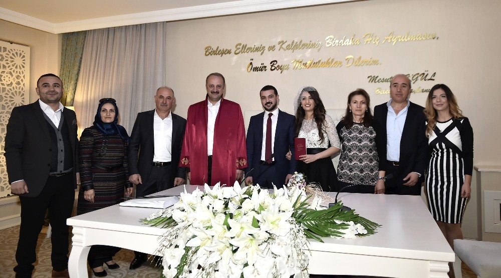 50 çift mutluluğa 14 Şubat’ta ‘evet’ dedi
