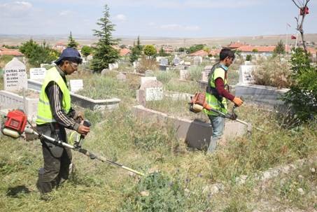 Gölbaşı’nda mezarlıklarda Ramazan temizliği