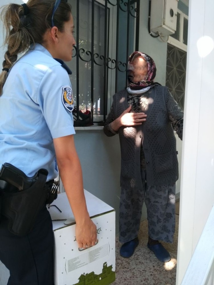Foça’da polis ekiplerinden Ramazan yardımı