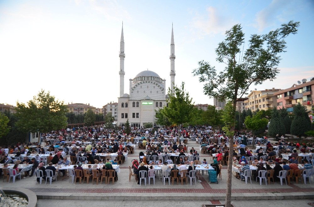 Başkan Çetin bin kişiyi iftarda ağırladı
